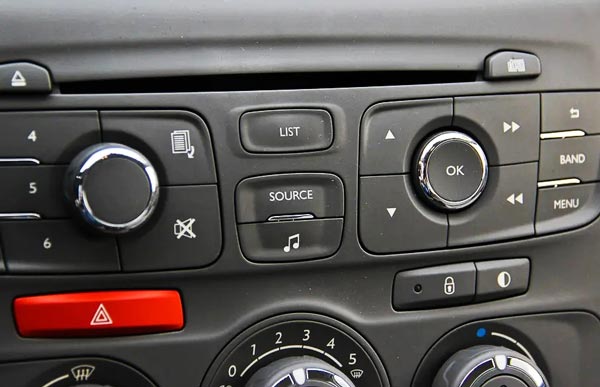 汽車(chē)標(biāo)識(shí)logo都是如何進(jìn)行打標(biāo)的？答案是用激光打標(biāo)機(jī)！(圖2)